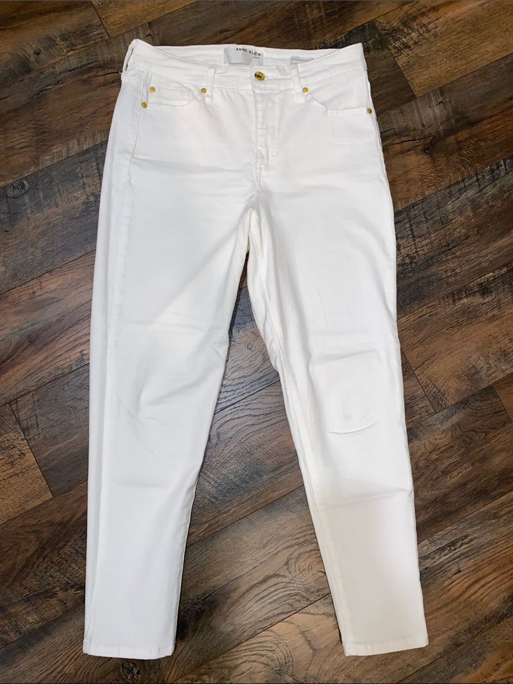 Anne Klein White Slim Straight Jeans with Gold Hardware